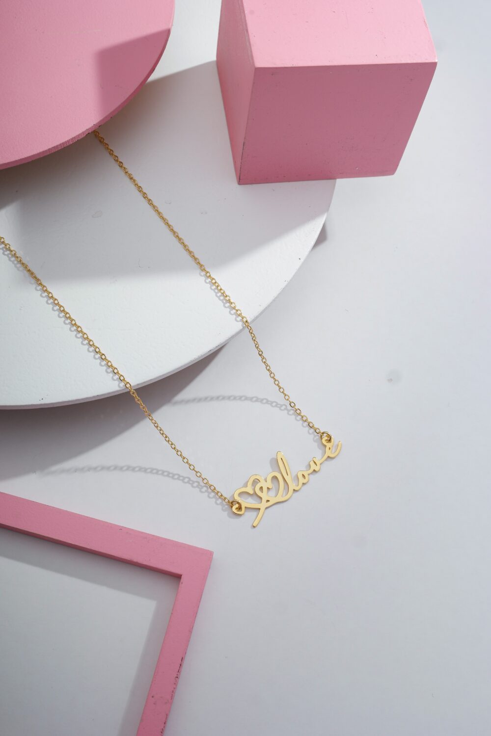 Colar Com Pingente Escrito Love Banhado a Ouro 18k - Imagem 3