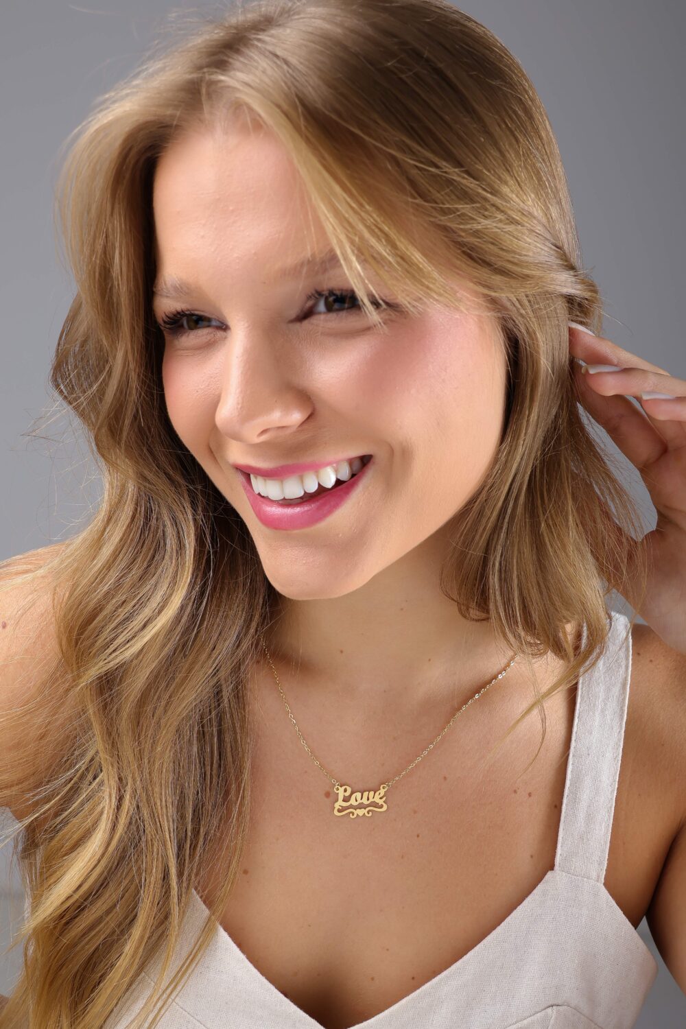 Colar Com Pingente Escrito Love Banhado a Ouro 18k - Imagem 3